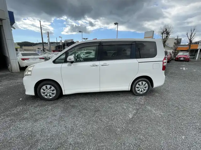 トヨタ ノア X Gエディション 神奈川県 2013(平25)年 12.2万km ホワイトパールクリスタルシャイン (株)IDOMが運営する【じしゃロン秦野店】の自社ローン専用車両になりますこちらは現金またはオートローンご利用時の価格です。自社ローンご希望の方は別途その旨お申付け下さい/純正ナビ　/Bluetooth接続/バックカメラ/ビルドインETC/シートヒーター/両側パワースライド