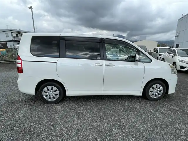 トヨタ ノア X Gエディション 神奈川県 2013(平25)年 12.2万km ホワイトパールクリスタルシャイン (株)IDOMが運営する【じしゃロン秦野店】の自社ローン専用車両になりますこちらは現金またはオートローンご利用時の価格です。自社ローンご希望の方は別途その旨お申付け下さい/純正ナビ　/Bluetooth接続/バックカメラ/ビルドインETC/シートヒーター/両側パワースライド