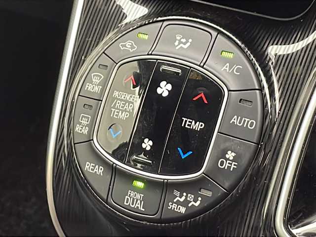 トヨタ エスクァイア ハイブリッド Gi ブラックテーラード 千葉県 2016(平28)年 3.2万km ブラック 社外ナビ/Bluetooth CD DVD フルセグ/フリップダウンモニター/ＥＴＣ/シートヒーター/ドライブレコーダー/純正アルミホイール/純正フロアマット/両側パワースライドドア/ＬＥＤヘッドライト/フォグランプ/スマートキー/プッシュスタート/ステアリングスイッチ/ウォークスルー/トヨタセーフティーセンス/プリクラッシュセーフティー/レーンディパーチャーアラート/クリアランスソナー/クルーズコントロール