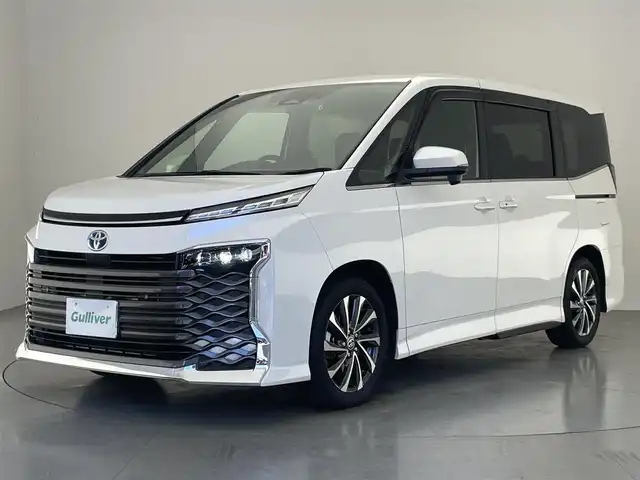 トヨタ ヴォクシー ハイブリッド S－Z 愛知県 2023(令5)年 1.4万km ホワイトパールクリスタルシャイン 純正１０．５インチディスプレイオーディオ/トヨタセーフティセンス/快適利便パッケージHigh/アドバンストドライブ/両側パワースライドドア/ブラインドスポットモニター/パワーバックドア/シートヒーター/ハーフレザーシート/AC100V電源/純正アルミホイール/ETC2.0/前後ドライブレコーダー/レーダークルーズコントロール/ステアリングヒーター/電動パーキング/純正フロアマット/バックカメラ/フルセグTV/DVD/Miracast/LEDオートライト/フォグランプ/衝突被害軽減ブレーキ/コーナーセンサー/禁煙車/nanoeX