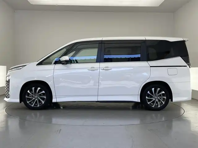 トヨタ ヴォクシー ハイブリッド S－Z 愛知県 2023(令5)年 1.4万km ホワイトパールクリスタルシャイン 純正１０．５インチディスプレイオーディオ/トヨタセーフティセンス/快適利便パッケージHigh/アドバンストドライブ/両側パワースライドドア/ブラインドスポットモニター/パワーバックドア/シートヒーター/ハーフレザーシート/AC100V電源/純正アルミホイール/ETC2.0/前後ドライブレコーダー/レーダークルーズコントロール/ステアリングヒーター/電動パーキング/純正フロアマット/バックカメラ/フルセグTV/DVD/Miracast/LEDオートライト/フォグランプ/衝突被害軽減ブレーキ/コーナーセンサー/禁煙車/nanoeX