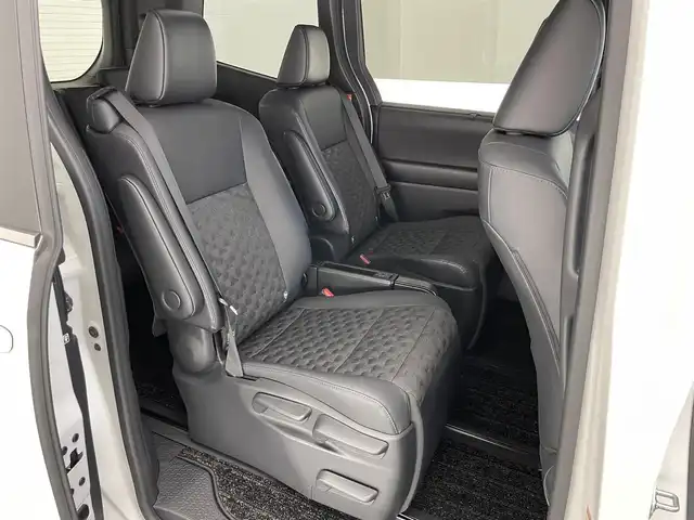 トヨタ ヴォクシー ハイブリッド S－Z 愛知県 2023(令5)年 1.4万km ホワイトパールクリスタルシャイン 純正１０．５インチディスプレイオーディオ/トヨタセーフティセンス/快適利便パッケージHigh/アドバンストドライブ/両側パワースライドドア/ブラインドスポットモニター/パワーバックドア/シートヒーター/ハーフレザーシート/AC100V電源/純正アルミホイール/ETC2.0/前後ドライブレコーダー/レーダークルーズコントロール/ステアリングヒーター/電動パーキング/純正フロアマット/バックカメラ/フルセグTV/DVD/Miracast/LEDオートライト/フォグランプ/衝突被害軽減ブレーキ/コーナーセンサー/禁煙車/nanoeX