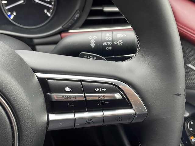 マツダ マツダ３ファストバック XD バーガンディセレクション 愛知県 2021(令3)年 1.6万km マシーングレープレミアムM ワンオーナー/BOSEサウンドシステム/レザーシート(赤革)/純正ナビ/フルセグTV・CD・DVD・SD・Bluetooth/３６０°セーフティパッケージ/３６０°ビュー・モニター＋ドライバー・モニタリング/運転席パワーシート/運転席シートメモリー機能付きパワーシート/ステアリングヒーター/前席シートヒーター/ヘッドアップディスプレイ/レーダークルーズコントロール/クリアランスソナー/ブラインドスポットモニター/オートブレーキホールド/パドルシフト/ビルトインＥＴＣ/アイドリングストップ/ステアリングスイッチ/オートライト/LEDヘッドライト/横滑り防止機能/純正フロアマット/ISOFIX/スマートキー/スペアスマートキー/保証書/ディーラー点検整備記録簿R4 R5 R6/取扱説明書