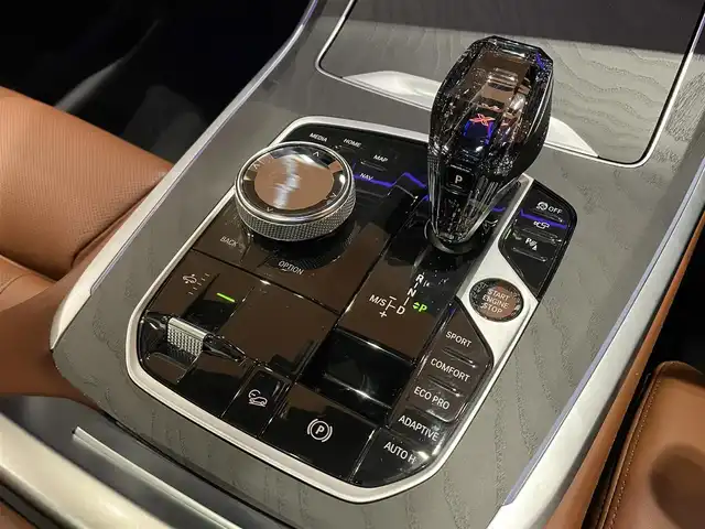 ＢＭＷ Ｘ７ xDrive40d Mスポーツ 道央・札幌 2022(令4)年 2.6万km ミネラルホワイト メタリックペイント/セレクトパッケージ/　・スカイラウンジパノラマガラスサンルーフ/　・サンプロテクションガラス/　・リアシートエンターテイメントプロフェッショナル/2列目コンフォートシート/BMW Individualフルレザーメリノ/ウェルネスパッケージ/　・アンビエントエアパッケージ/　・保冷保温機能付カップホルダー/　・ヒートコンフォートパッケージ/　・5ゾーンオートマチックエアコンディショナー/OP22インチアロイホイール/ヘッドアップディスプレイ/ソフトクローズドア/harman/kardonサラウンド/BMWレーザーライト/ワイヤレスチャージング