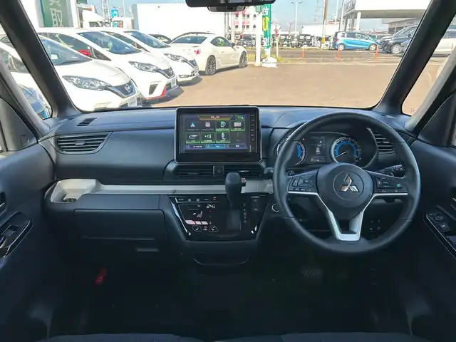 三菱 デリカミニ T プレミアム 宮城県 2024(令6)年 0.1千km 緑Ⅱ 2トーンカラー/＝＝＝/4WD/マイパイロット（レーダークルーズコントロール/車線維持支援機能）/マルチアラウンドモニター/デジタルルームミラー/e-アシスト/・衝突被害軽減ブレーキシステム/・踏み間違い衝突防止アシスト/・車線逸脱警報システム/・車線逸脱防止支援システム/・オートマチックハイビーム/・ふらつき警報/・前方衝突予測警報/・標識検知システム/・先行車発進通知/前後コーナーセンサー/横滑り防止装置/トラクションコントロール/純正9型ディスプレイオーディオ/・Bluetooth/・AM/FM/・AppleCarPlay/AndroidAuto/ハンズフリーパワースライドドア（両側）/ハーフレザーシート/前席シートヒーター/ステアリングヒーター/革巻きステアリング/ステアリングスイッチ/電動パーキングブレーキ/ブレーキホールド/アダプティブLEDヘッドライト/フォグランプ/オートライト/スマートキー＆プッシュスタート/スペアキー1本/電動格納ミラー/ルーフレール/純正15インチAW/W/サイド/カーテンエアバッグ/保証書・取説