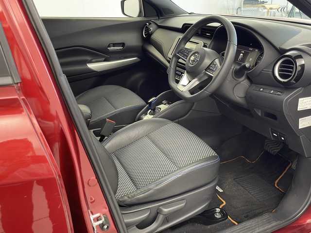 日産 キックス X 岐阜県 2020(令2)年 4.4万km ラディアントレッド 社外SDナビ/CD/DVD/AM/FM/Bluetooth/SD/USB/フルセグTV/バックカメラ/プロパイロット/衝突軽減ブレーキ/ハーフレザーシート/ETC/電動パーキングブレーキ/LEDヘッドライト/純正アルミホイール/純正フロアマット/コーナーセンサー/スマートキー/スペアキー