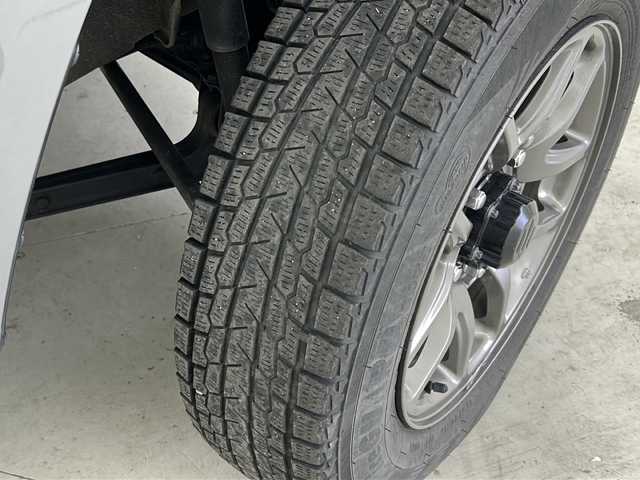 スズキ ジムニー XC 宮城県 2020(令2)年 6.4万km ミディアムグレー ワンオーナー/ディーラーOPフットイルミ、ドアランプ/スズキセーフティサポート/・車線逸脱抑制制御機能/レーダーブレーキサポート/社外8インチナビ/・CD.DVD.SD.BT/バックカメラ/フルセグTV/前席シートヒーター/革巻きステアリング/ステアリングスイッチ/ETC2.0/ドライブレコーダー（FR）/プッシュスタート/スマートキー/LEDヘッドライト/フォグライト/純正フロアマット/純正16インチAW/レザー調シートカバー/純正ドアバイザー/ダウンヒルアシスト/横滑り防止