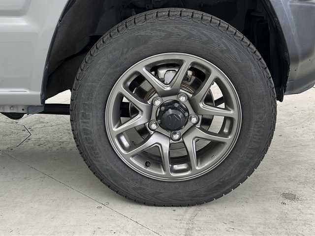スズキ ジムニー XC 宮城県 2020(令2)年 6.4万km ミディアムグレー ワンオーナー/ディーラーOPフットイルミ、ドアランプ/スズキセーフティサポート/・車線逸脱抑制制御機能/レーダーブレーキサポート/社外8インチナビ/・CD.DVD.SD.BT/バックカメラ/フルセグTV/前席シートヒーター/革巻きステアリング/ステアリングスイッチ/ETC2.0/ドライブレコーダー（FR）/プッシュスタート/スマートキー/LEDヘッドライト/フォグライト/純正フロアマット/純正16インチAW/レザー調シートカバー/純正ドアバイザー/ダウンヒルアシスト/横滑り防止