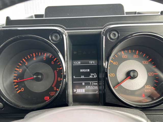 スズキ ジムニー XC 宮城県 2020(令2)年 6.4万km ミディアムグレー ワンオーナー/ディーラーOPフットイルミ、ドアランプ/スズキセーフティサポート/・車線逸脱抑制制御機能/レーダーブレーキサポート/社外8インチナビ/・CD.DVD.SD.BT/バックカメラ/フルセグTV/前席シートヒーター/革巻きステアリング/ステアリングスイッチ/ETC2.0/ドライブレコーダー（FR）/プッシュスタート/スマートキー/LEDヘッドライト/フォグライト/純正フロアマット/純正16インチAW/レザー調シートカバー/純正ドアバイザー/ダウンヒルアシスト/横滑り防止