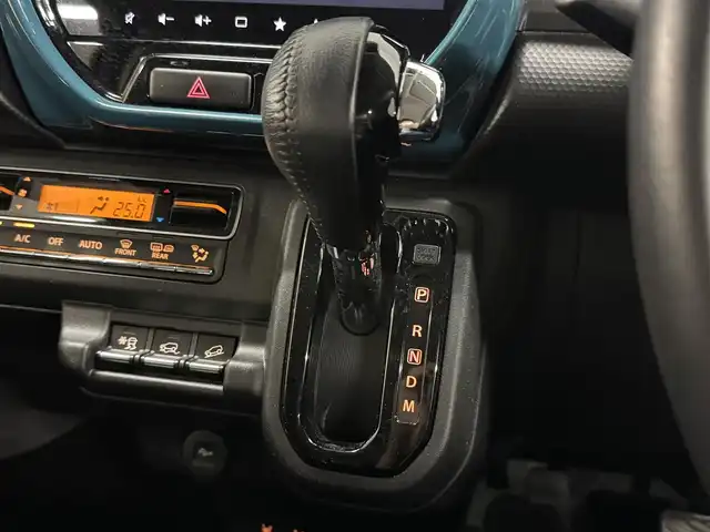 スズキ ハスラー HYBRID X ターボ 三重県 2020(令2)年 1.4万km オフブルーM マイルドハイブリッド・ターボ/4WD/MTモード付インパネCVT/メーカーOP 純正9インチナビ/（CD/DVD/FM/AM/Bluetooth/USB/iPod/SmartDeviceLink/Apple CarPlay/AndroidAuto）/【OP】全方位モニター/ビルトイン ETC/スズキセーフティサポート/・デュアルカメラブレーキサポート/・車線逸脱警報機能／ふらつき警報機能／車線逸脱抑制機能/・アダプティブクルーズコントロール（全車速追従機能付）/・リヤパーキングセンサー/・標識認識機能（車両進入禁止、はみ出し通行禁止、最高速度、一時停止）/装備/【4WD車限定装備】/●スノーモードスイッチ/●グリップコントロール/●ヒルディセントコントロール/・シートヒーター（D/N）/・オートエアコン/・オートライト/・LED ヘッドランプ＋フロントフォグランプ/・ハイビームアシスト/・パドルシフト/・ステアリングスイッチ/・プッシュスタート/・電動格納ドアミラー（ウインカーランプ付）/・純正15inAW/・保/取/ナビ取/・予備スマートキーx1