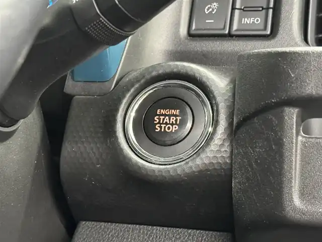 スズキ ハスラー HYBRID X ターボ 三重県 2020(令2)年 1.4万km オフブルーM マイルドハイブリッド・ターボ/4WD/MTモード付インパネCVT/メーカーOP 純正9インチナビ/（CD/DVD/FM/AM/Bluetooth/USB/iPod/SmartDeviceLink/Apple CarPlay/AndroidAuto）/【OP】全方位モニター/ビルトイン ETC/スズキセーフティサポート/・デュアルカメラブレーキサポート/・車線逸脱警報機能／ふらつき警報機能／車線逸脱抑制機能/・アダプティブクルーズコントロール（全車速追従機能付）/・リヤパーキングセンサー/・標識認識機能（車両進入禁止、はみ出し通行禁止、最高速度、一時停止）/装備/【4WD車限定装備】/●スノーモードスイッチ/●グリップコントロール/●ヒルディセントコントロール/・シートヒーター（D/N）/・オートエアコン/・オートライト/・LED ヘッドランプ＋フロントフォグランプ/・ハイビームアシスト/・パドルシフト/・ステアリングスイッチ/・プッシュスタート/・電動格納ドアミラー（ウインカーランプ付）/・純正15inAW/・保/取/ナビ取/・予備スマートキーx1
