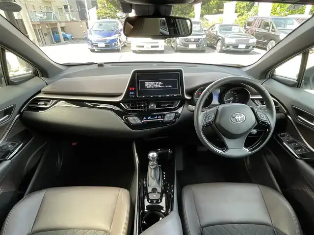 トヨタ Ｃ－ＨＲ G 埼玉県 2017(平29)年 1.2万km ホワイトパールクリスタルシャイン ワンオーナー/純正9インチSDナビTV【NSZT-Y66T】/(DVD//Bluetooth/MSV)/バックカメラ/ハーフレザーシート/前席シートヒーター/LEDヘッドライト/クリアランスソナー/ブラインドスポットモニター/純正18インチアルミホイール/ビルトインETC2.0/セーフティセンスP/・プリクラッシュセーフティシステム/・レーンディパーチャーアラート/・レーダークルーズコントロール/プッシュスタート/スマートキー/保証書付整備手帳/外部検査実施済み