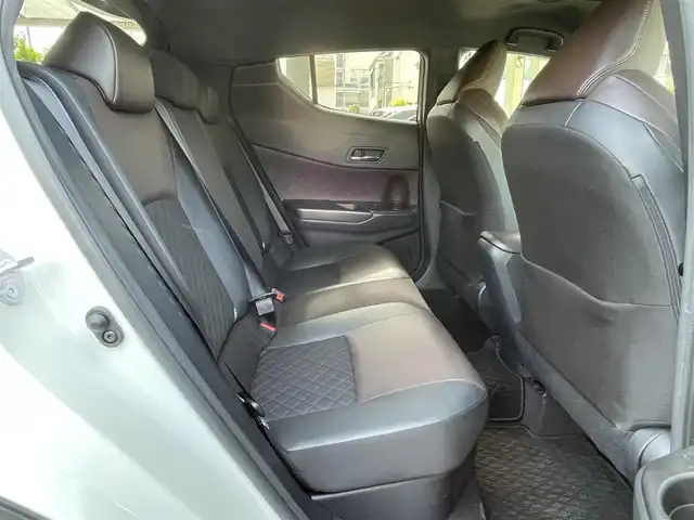 トヨタ Ｃ－ＨＲ G 埼玉県 2017(平29)年 1.2万km ホワイトパールクリスタルシャイン ワンオーナー/純正9インチSDナビTV【NSZT-Y66T】/(DVD//Bluetooth/MSV)/バックカメラ/ハーフレザーシート/前席シートヒーター/LEDヘッドライト/クリアランスソナー/ブラインドスポットモニター/純正18インチアルミホイール/ビルトインETC2.0/セーフティセンスP/・プリクラッシュセーフティシステム/・レーンディパーチャーアラート/・レーダークルーズコントロール/プッシュスタート/スマートキー/保証書付整備手帳/外部検査実施済み