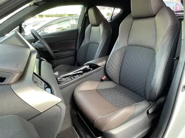 トヨタ Ｃ－ＨＲ G 埼玉県 2017(平29)年 1.2万km ホワイトパールクリスタルシャイン ワンオーナー/純正9インチSDナビTV【NSZT-Y66T】/(DVD//Bluetooth/MSV)/バックカメラ/ハーフレザーシート/前席シートヒーター/LEDヘッドライト/クリアランスソナー/ブラインドスポットモニター/純正18インチアルミホイール/ビルトインETC2.0/セーフティセンスP/・プリクラッシュセーフティシステム/・レーンディパーチャーアラート/・レーダークルーズコントロール/プッシュスタート/スマートキー/保証書付整備手帳/外部検査実施済み
