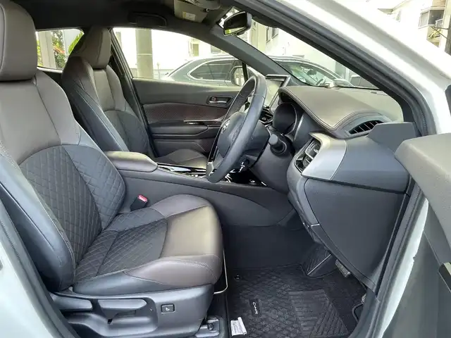 トヨタ Ｃ－ＨＲ G 埼玉県 2017(平29)年 1.2万km ホワイトパールクリスタルシャイン ワンオーナー/純正9インチSDナビTV【NSZT-Y66T】/(DVD//Bluetooth/MSV)/バックカメラ/ハーフレザーシート/前席シートヒーター/LEDヘッドライト/クリアランスソナー/ブラインドスポットモニター/純正18インチアルミホイール/ビルトインETC2.0/セーフティセンスP/・プリクラッシュセーフティシステム/・レーンディパーチャーアラート/・レーダークルーズコントロール/プッシュスタート/スマートキー/保証書付整備手帳/外部検査実施済み