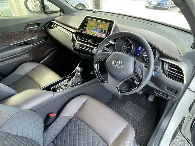 トヨタ Ｃ－ＨＲ G 埼玉県 2017(平29)年 1.2万km ホワイトパールクリスタルシャイン ワンオーナー/純正9インチSDナビTV【NSZT-Y66T】/(DVD//Bluetooth/MSV)/バックカメラ/ハーフレザーシート/前席シートヒーター/LEDヘッドライト/クリアランスソナー/ブラインドスポットモニター/純正18インチアルミホイール/ビルトインETC2.0/セーフティセンスP/・プリクラッシュセーフティシステム/・レーンディパーチャーアラート/・レーダークルーズコントロール/プッシュスタート/スマートキー/保証書付整備手帳/外部検査実施済み