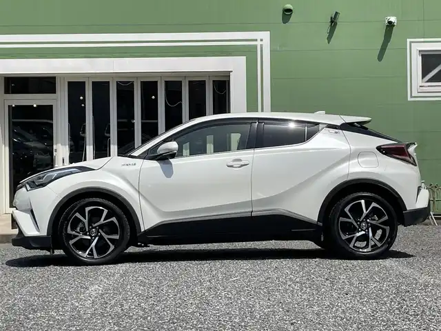 トヨタ Ｃ－ＨＲ G 埼玉県 2017(平29)年 1.2万km ホワイトパールクリスタルシャイン ワンオーナー/純正9インチSDナビTV【NSZT-Y66T】/(DVD//Bluetooth/MSV)/バックカメラ/ハーフレザーシート/前席シートヒーター/LEDヘッドライト/クリアランスソナー/ブラインドスポットモニター/純正18インチアルミホイール/ビルトインETC2.0/セーフティセンスP/・プリクラッシュセーフティシステム/・レーンディパーチャーアラート/・レーダークルーズコントロール/プッシュスタート/スマートキー/保証書付整備手帳/外部検査実施済み