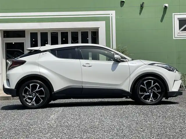 トヨタ Ｃ－ＨＲ G 埼玉県 2017(平29)年 1.2万km ホワイトパールクリスタルシャイン ワンオーナー/純正9インチSDナビTV【NSZT-Y66T】/(DVD//Bluetooth/MSV)/バックカメラ/ハーフレザーシート/前席シートヒーター/LEDヘッドライト/クリアランスソナー/ブラインドスポットモニター/純正18インチアルミホイール/ビルトインETC2.0/セーフティセンスP/・プリクラッシュセーフティシステム/・レーンディパーチャーアラート/・レーダークルーズコントロール/プッシュスタート/スマートキー/保証書付整備手帳/外部検査実施済み