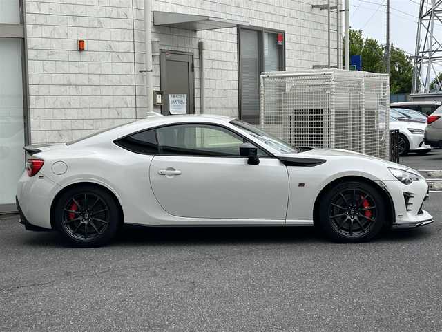 トヨタ ８６ GR 群馬県 2018(平30)年 5.4万km クリスタルホワイトパール ワンオーナー/社外SDナビ（ECLIPSE　品番AVN-R8W）/DVD CD BT/フルセグテレビ/ETC/横滑り防止装置/バックカメラ/オートライト/オートハイビーム/LEDヘッドライト/電格ミラー/エアロパーツ（フロント　サイド　リアスポイラー）/プッシュスタート/スマートキー/取扱説明書/保証書/盗難防止装置/ローダウン純正/RECAROシート/フロアマット純正/アルミホイール純正/純正キャリパー/社外エキマニ＆キャタライザー（HKS）/HKSフラッシュエディター