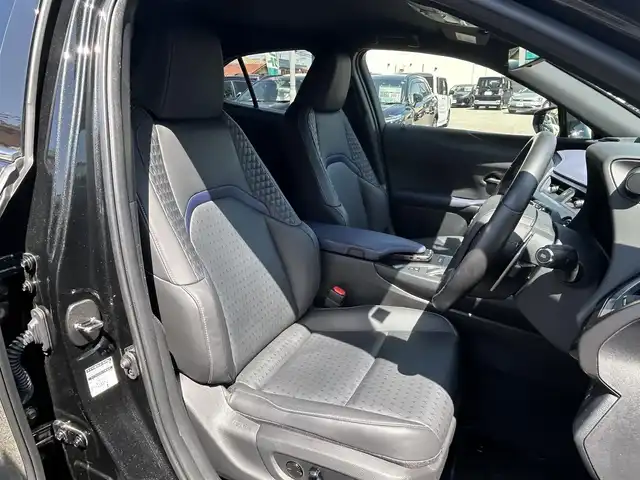 レクサス ＵＸ 250h アーバンエレガンス 大阪府 2020(令2)年 4万km グラファイトブラックガラスフレーク レクサスセーフティシステム＋/　・プリクラッシュセーフティ/　・レーンディパーチャーアラート/　・レーントレーシングアシスト/　・オートマチックハイビーム/　・レーダークルーズコントロール/純正メモリナビ/　　CD/DVD/BT/USB/AUX/フルセグTV/パノラミックビューモニター/バックカメラ/パワーバックドア/LEDオートライト/フォグランプ/合皮レザーシート/パワーシート/シートヒーター/純正18インチアルミホイール/ブラインドスポットモニター/コーナーセンサー/パドルシフト/ルーフレール/ステアリングヒーター/スマートキー/ビルトインETC2.0
