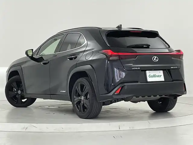 レクサス ＵＸ 250h アーバンエレガンス 大阪府 2020(令2)年 4万km グラファイトブラックガラスフレーク レクサスセーフティシステム＋/　・プリクラッシュセーフティ/　・レーンディパーチャーアラート/　・レーントレーシングアシスト/　・オートマチックハイビーム/　・レーダークルーズコントロール/純正メモリナビ/　　CD/DVD/BT/USB/AUX/フルセグTV/パノラミックビューモニター/バックカメラ/パワーバックドア/LEDオートライト/フォグランプ/合皮レザーシート/パワーシート/シートヒーター/純正18インチアルミホイール/ブラインドスポットモニター/コーナーセンサー/パドルシフト/ルーフレール/ステアリングヒーター/スマートキー/ビルトインETC2.0