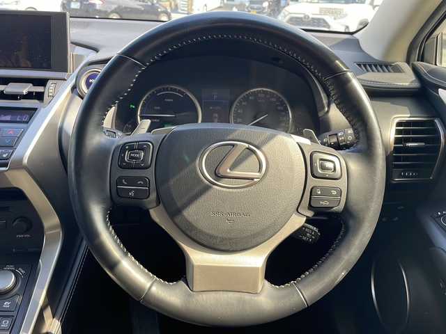 レクサス ＮＸ 300h バージョンL 三重県 2016(平28)年 4.4万km ソニックチタニウム 純正SDナビゲーション/（フルセグ/Bluetooth/CD/DVD/AUX/USB）/バックカメラ/3眼LEDヘッドライト/レーダークルーズコントロール/車両接近警報/衝突軽減ブレーキ/前後コーナーセンサー/横滑り防止装置/電動リアゲート/前方ドライブレコーダー/D+N席パワーシート＆エアーシート/D+N席デュアルエアコン/D席メモリーシート/セカンドシート電動リクライニング/ステアリングヒーター/ステアリングリモコン/パドルシフト/純正フロアマット/プッシュスタート