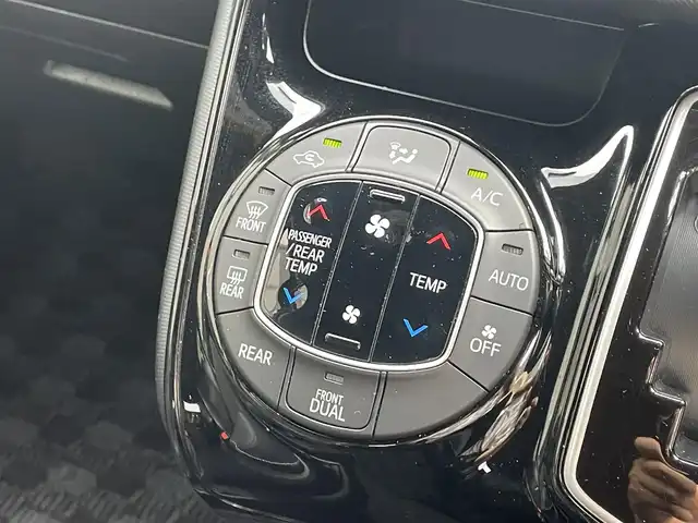 トヨタ ノア Si ダブルバイビーⅢ 滋賀県 2021(令3)年 2.8万km ホワイトパールクリスタルシャイン 禁煙車/純正１０．５型ナビ（Ｂｌｕｅｔｏｏｔｈ／ＣＤ／ＤＶＤ／ＵＳＢ／フルセグ）/後席モニター/両側パワスラ/衝突軽減ブレーキ/前後ソナー/前後ドラレコ/クルーズコントロール/ＬＥＤオートライト/オートハイビーム/ハーフレザー/ＥＴＣ/MTモード付AT/プッシュスタート/スマートキー/ステアリングリモコン