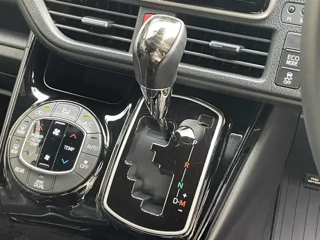 トヨタ ノア Si ダブルバイビーⅢ 滋賀県 2021(令3)年 2.8万km ホワイトパールクリスタルシャイン 禁煙車/純正１０．５型ナビ（Ｂｌｕｅｔｏｏｔｈ／ＣＤ／ＤＶＤ／ＵＳＢ／フルセグ）/後席モニター/両側パワスラ/衝突軽減ブレーキ/前後ソナー/前後ドラレコ/クルーズコントロール/ＬＥＤオートライト/オートハイビーム/ハーフレザー/ＥＴＣ/MTモード付AT/プッシュスタート/スマートキー/ステアリングリモコン