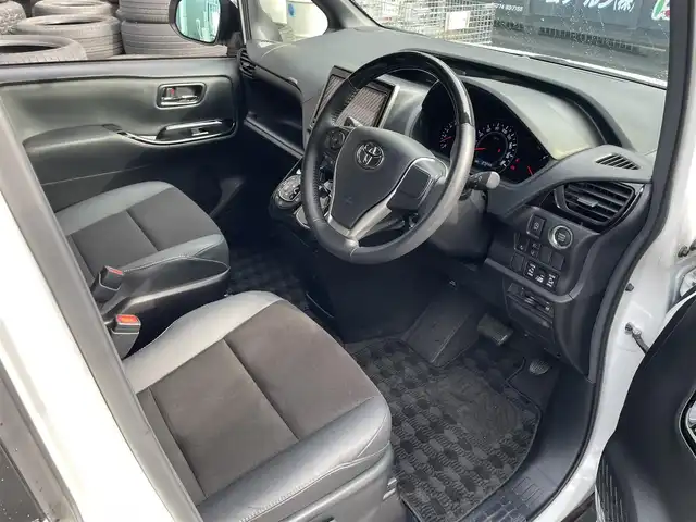 トヨタ ノア Si ダブルバイビーⅢ 滋賀県 2021(令3)年 2.8万km ホワイトパールクリスタルシャイン 禁煙車/純正１０．５型ナビ（Ｂｌｕｅｔｏｏｔｈ／ＣＤ／ＤＶＤ／ＵＳＢ／フルセグ）/後席モニター/両側パワスラ/衝突軽減ブレーキ/前後ソナー/前後ドラレコ/クルーズコントロール/ＬＥＤオートライト/オートハイビーム/ハーフレザー/ＥＴＣ/MTモード付AT/プッシュスタート/スマートキー/ステアリングリモコン