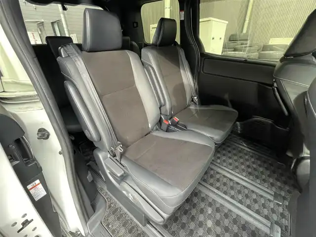 トヨタ ノア Si ダブルバイビーⅢ 滋賀県 2021(令3)年 2.8万km ホワイトパールクリスタルシャイン 禁煙車/純正１０．５型ナビ（Ｂｌｕｅｔｏｏｔｈ／ＣＤ／ＤＶＤ／ＵＳＢ／フルセグ）/後席モニター/両側パワスラ/衝突軽減ブレーキ/前後ソナー/前後ドラレコ/クルーズコントロール/ＬＥＤオートライト/オートハイビーム/ハーフレザー/ＥＴＣ/MTモード付AT/プッシュスタート/スマートキー/ステアリングリモコン