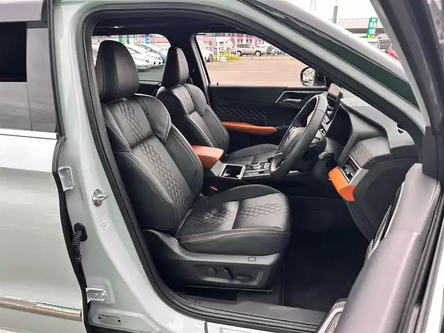 三菱 アウトランダー ＰＨＥＶ P 宮城県 2023(令5)年 2.3万km ホワイトダイヤモンド パノラマサンルーフ/＝＝＝/eアシスト/・衝突被害軽減ブレーキシステム/・踏み間違い衝突防止アシスト/・車線逸脱警報機能/・車線逸脱防止支援機能/・ふらつき警報/・前方衝突予測警報/・標識認識システム/・後側方衝突被害防止支援システム/・後側方車両検知警報システム（レーンチェンジアシスト機能付）/・後退時車両検知警報システム/マイパイロット/BOSEプレミアムサウンドシステム/スマートフォン連携ナビゲーション/・9インチディスプレイ/・メモリーナビ/・地デジTV/・AppleCarPlay/AndroidAuto/・USB/マルチアラウンドモニター/ヘッドアップディスプレイ/ビルトインETC/ドライブレコーダー/ワイヤレス充電器/AC100V/1500W/ハンズフリーパワーバックドア/レザーシート/パワーシート（運転席メモリー機能付）/シートヒーター/革巻きステアリング/パドルシフト/電動パーキングブレーキ/ブレーキホールド/アダプティブLEDヘッドランプ/フォグランプ/純正20インチAW/ドアバイザー/フロアマット