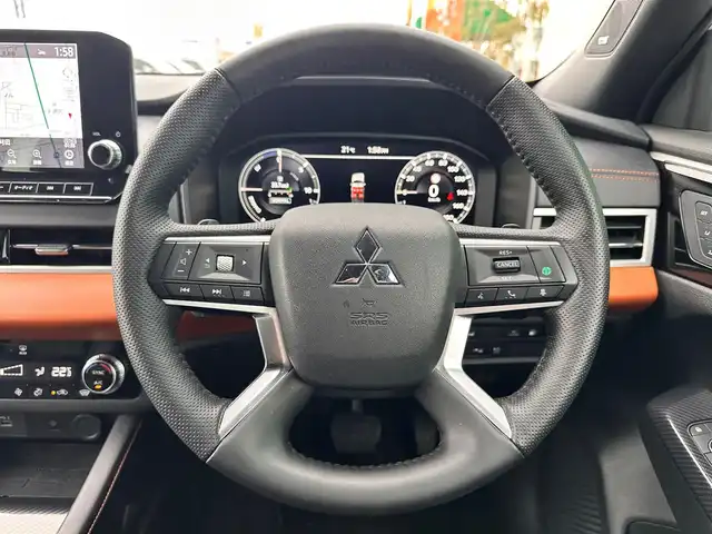 三菱 アウトランダー ＰＨＥＶ P 宮城県 2023(令5)年 2.3万km ホワイトダイヤモンド パノラマサンルーフ/＝＝＝/eアシスト/・衝突被害軽減ブレーキシステム/・踏み間違い衝突防止アシスト/・車線逸脱警報機能/・車線逸脱防止支援機能/・ふらつき警報/・前方衝突予測警報/・標識認識システム/・後側方衝突被害防止支援システム/・後側方車両検知警報システム（レーンチェンジアシスト機能付）/・後退時車両検知警報システム/マイパイロット/BOSEプレミアムサウンドシステム/スマートフォン連携ナビゲーション/・9インチディスプレイ/・メモリーナビ/・地デジTV/・AppleCarPlay/AndroidAuto/・USB/マルチアラウンドモニター/ヘッドアップディスプレイ/ビルトインETC/ドライブレコーダー/ワイヤレス充電器/AC100V/1500W/ハンズフリーパワーバックドア/レザーシート/パワーシート（運転席メモリー機能付）/シートヒーター/革巻きステアリング/パドルシフト/電動パーキングブレーキ/ブレーキホールド/アダプティブLEDヘッドランプ/フォグランプ/純正20インチAW/ドアバイザー/フロアマット