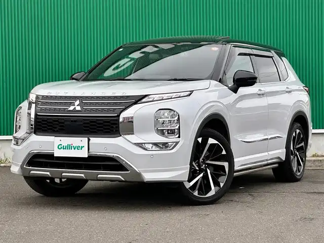 三菱 アウトランダー ＰＨＥＶ P 宮城県 2023(令5)年 2.3万km ホワイトダイヤモンド パノラマサンルーフ/＝＝＝/eアシスト/・衝突被害軽減ブレーキシステム/・踏み間違い衝突防止アシスト/・車線逸脱警報機能/・車線逸脱防止支援機能/・ふらつき警報/・前方衝突予測警報/・標識認識システム/・後側方衝突被害防止支援システム/・後側方車両検知警報システム（レーンチェンジアシスト機能付）/・後退時車両検知警報システム/マイパイロット/BOSEプレミアムサウンドシステム/スマートフォン連携ナビゲーション/・9インチディスプレイ/・メモリーナビ/・地デジTV/・AppleCarPlay/AndroidAuto/・USB/マルチアラウンドモニター/ヘッドアップディスプレイ/ビルトインETC/ドライブレコーダー/ワイヤレス充電器/AC100V/1500W/ハンズフリーパワーバックドア/レザーシート/パワーシート（運転席メモリー機能付）/シートヒーター/革巻きステアリング/パドルシフト/電動パーキングブレーキ/ブレーキホールド/アダプティブLEDヘッドランプ/フォグランプ/純正20インチAW/ドアバイザー/フロアマット