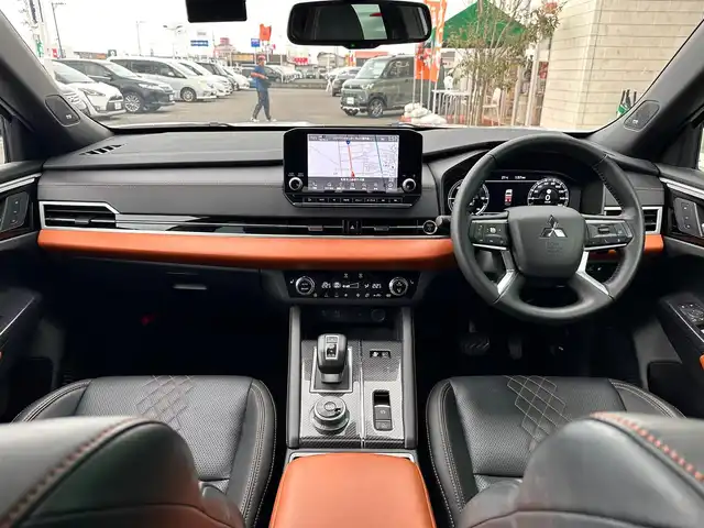 三菱 アウトランダー ＰＨＥＶ P 宮城県 2023(令5)年 2.3万km ホワイトダイヤモンド パノラマサンルーフ/＝＝＝/eアシスト/・衝突被害軽減ブレーキシステム/・踏み間違い衝突防止アシスト/・車線逸脱警報機能/・車線逸脱防止支援機能/・ふらつき警報/・前方衝突予測警報/・標識認識システム/・後側方衝突被害防止支援システム/・後側方車両検知警報システム（レーンチェンジアシスト機能付）/・後退時車両検知警報システム/マイパイロット/BOSEプレミアムサウンドシステム/スマートフォン連携ナビゲーション/・9インチディスプレイ/・メモリーナビ/・地デジTV/・AppleCarPlay/AndroidAuto/・USB/マルチアラウンドモニター/ヘッドアップディスプレイ/ビルトインETC/ドライブレコーダー/ワイヤレス充電器/AC100V/1500W/ハンズフリーパワーバックドア/レザーシート/パワーシート（運転席メモリー機能付）/シートヒーター/革巻きステアリング/パドルシフト/電動パーキングブレーキ/ブレーキホールド/アダプティブLEDヘッドランプ/フォグランプ/純正20インチAW/ドアバイザー/フロアマット