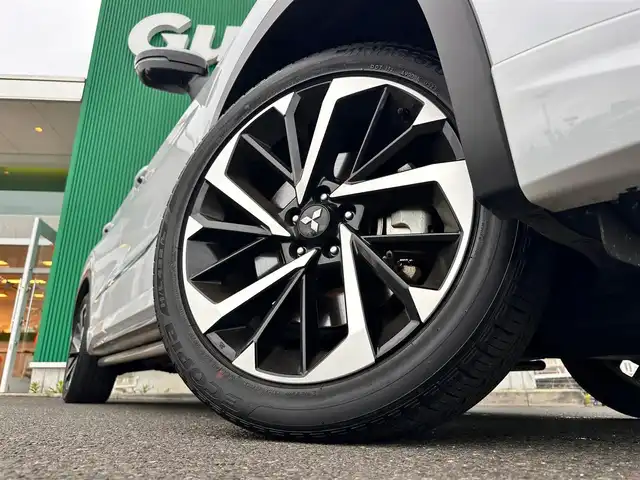 三菱 アウトランダー ＰＨＥＶ P 宮城県 2023(令5)年 2.3万km ホワイトダイヤモンド パノラマサンルーフ/＝＝＝/eアシスト/・衝突被害軽減ブレーキシステム/・踏み間違い衝突防止アシスト/・車線逸脱警報機能/・車線逸脱防止支援機能/・ふらつき警報/・前方衝突予測警報/・標識認識システム/・後側方衝突被害防止支援システム/・後側方車両検知警報システム（レーンチェンジアシスト機能付）/・後退時車両検知警報システム/マイパイロット/BOSEプレミアムサウンドシステム/スマートフォン連携ナビゲーション/・9インチディスプレイ/・メモリーナビ/・地デジTV/・AppleCarPlay/AndroidAuto/・USB/マルチアラウンドモニター/ヘッドアップディスプレイ/ビルトインETC/ドライブレコーダー/ワイヤレス充電器/AC100V/1500W/ハンズフリーパワーバックドア/レザーシート/パワーシート（運転席メモリー機能付）/シートヒーター/革巻きステアリング/パドルシフト/電動パーキングブレーキ/ブレーキホールド/アダプティブLEDヘッドランプ/フォグランプ/純正20インチAW/ドアバイザー/フロアマット