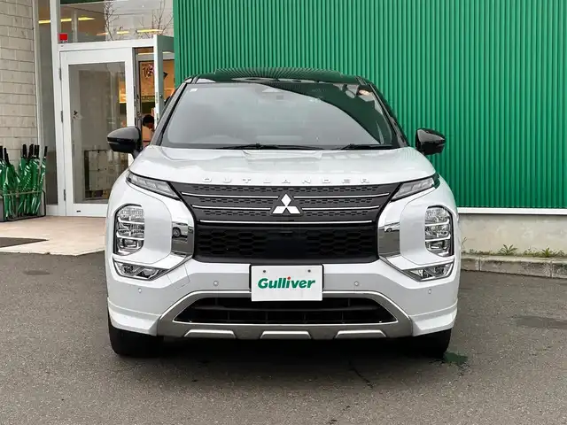三菱 アウトランダー ＰＨＥＶ P 宮城県 2023(令5)年 2.3万km ホワイトダイヤモンド パノラマサンルーフ/＝＝＝/eアシスト/・衝突被害軽減ブレーキシステム/・踏み間違い衝突防止アシスト/・車線逸脱警報機能/・車線逸脱防止支援機能/・ふらつき警報/・前方衝突予測警報/・標識認識システム/・後側方衝突被害防止支援システム/・後側方車両検知警報システム（レーンチェンジアシスト機能付）/・後退時車両検知警報システム/マイパイロット/BOSEプレミアムサウンドシステム/スマートフォン連携ナビゲーション/・9インチディスプレイ/・メモリーナビ/・地デジTV/・AppleCarPlay/AndroidAuto/・USB/マルチアラウンドモニター/ヘッドアップディスプレイ/ビルトインETC/ドライブレコーダー/ワイヤレス充電器/AC100V/1500W/ハンズフリーパワーバックドア/レザーシート/パワーシート（運転席メモリー機能付）/シートヒーター/革巻きステアリング/パドルシフト/電動パーキングブレーキ/ブレーキホールド/アダプティブLEDヘッドランプ/フォグランプ/純正20インチAW/ドアバイザー/フロアマット