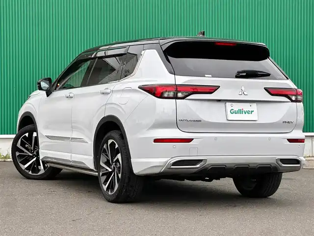 三菱 アウトランダー ＰＨＥＶ P 宮城県 2023(令5)年 2.3万km ホワイトダイヤモンド パノラマサンルーフ/＝＝＝/eアシスト/・衝突被害軽減ブレーキシステム/・踏み間違い衝突防止アシスト/・車線逸脱警報機能/・車線逸脱防止支援機能/・ふらつき警報/・前方衝突予測警報/・標識認識システム/・後側方衝突被害防止支援システム/・後側方車両検知警報システム（レーンチェンジアシスト機能付）/・後退時車両検知警報システム/マイパイロット/BOSEプレミアムサウンドシステム/スマートフォン連携ナビゲーション/・9インチディスプレイ/・メモリーナビ/・地デジTV/・AppleCarPlay/AndroidAuto/・USB/マルチアラウンドモニター/ヘッドアップディスプレイ/ビルトインETC/ドライブレコーダー/ワイヤレス充電器/AC100V/1500W/ハンズフリーパワーバックドア/レザーシート/パワーシート（運転席メモリー機能付）/シートヒーター/革巻きステアリング/パドルシフト/電動パーキングブレーキ/ブレーキホールド/アダプティブLEDヘッドランプ/フォグランプ/純正20インチAW/ドアバイザー/フロアマット