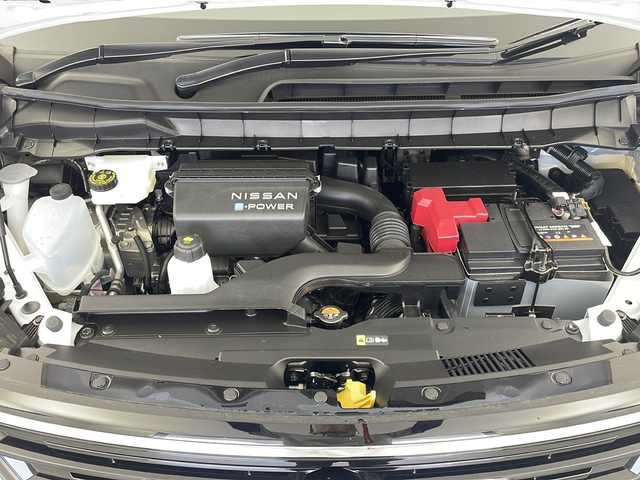 日産 セレナ e－パワー ハイウェイスター V 岐阜県 2025(令7)年 0.1千km プリズムホワイト 登録済未使用車/純正12.3型NissanConnectナビゲーション/Bluetooth/USB/AM/FM/HDMI/Apple CarPlay/Android Auto/フルセグTV/プロパイロット（ナビリンク機能付き）/プロパイロット緊急停止支援システム（SOSコール機能付き）/アラウンドビューモニター（移動物検知機能付き）/エマージェンシーブレーキ/ブラインドスポットモニター（BSW）/パーキングアシスト/コーナーセンサー/レーンキープアシスト/インテリジェントルームミラー/デュアルオートエアコン/両側電動スライドドア（ハンズフリー対応）/ワイヤレス充電器/前後ドライブレコーダー/電動パーキングブレーキ/オートホールド機能/ETC2.0/USB充電×6/ステアリングスイッチ/LEDヘッドライト/アダプティブLEDヘッドライトシステム/LEDフォグランプ/オートライト機能/本革巻きステアリング/インテリジェントキー/プッシュエンジンスタート/純正16インチアルミホイール/取扱説明書/スペアキー