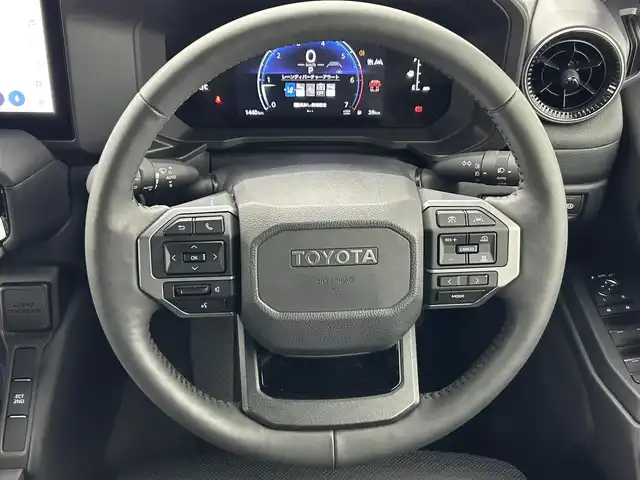 トヨタ ランドクルーザー ２５０ VX 熊本県 2024(令6)年 0.2万km ブラック ワンオーナー　/サンルーフ　/純正１２．３インチディスプレイオーディオ　/全周囲カメラ　/ビルトインＥＴＣ２．０　/トヨタセーフティーセンス/・リアクロストラフィックアラート/・後方車両接近通報装置/・ロードサインアシスト/・レーダークルーズコントロール/・リアカメラディテクション/横滑り防止/アイドリングストップ/パワーバックドア/デジタルインナーミラー/オートブレーキホールド/前席シートヒーター　/前席エアーシート　/運転席パワーシート　/前後クリアランスソナー　/純正１８インチAW/オートライト/オートマチックハイビーム/LEDヘッドライト/フォグライト/スマートキー/プッシュスタート/スペアキー1本/保証書