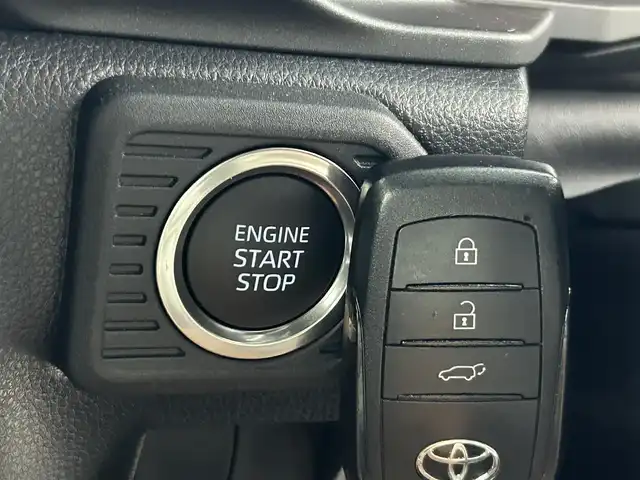 トヨタ ランドクルーザー ２５０ VX 熊本県 2024(令6)年 0.2万km ブラック ワンオーナー　/サンルーフ　/純正１２．３インチディスプレイオーディオ　/全周囲カメラ　/ビルトインＥＴＣ２．０　/トヨタセーフティーセンス/・リアクロストラフィックアラート/・後方車両接近通報装置/・ロードサインアシスト/・レーダークルーズコントロール/・リアカメラディテクション/横滑り防止/アイドリングストップ/パワーバックドア/デジタルインナーミラー/オートブレーキホールド/前席シートヒーター　/前席エアーシート　/運転席パワーシート　/前後クリアランスソナー　/純正１８インチAW/オートライト/オートマチックハイビーム/LEDヘッドライト/フォグライト/スマートキー/プッシュスタート/スペアキー1本/保証書