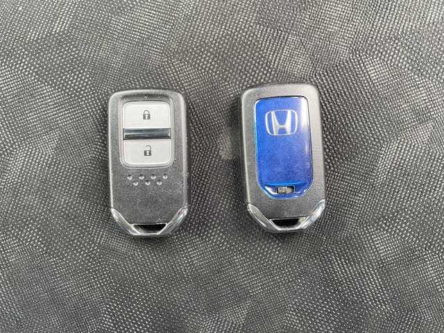 ホンダ シャトル ハイブリッド X ホンダセンシング 大分県 2018(平30)年 7.9万km クリスタルブラックパール レーダークルーズコントロール/ステアリングスイッチ/パドルシフト/ETC/オートライト/LEDヘッドライト/衝突軽減ブレーキ/レーンキープアシスト/シートヒーター/ハーフレザーシート/フォグランプ/電動格納ミラー/純正アルミホイール/サイドバイザー/フロアマット