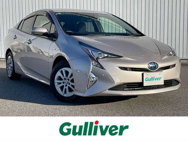 トヨタ プリウス Sセーフティプラス 滋賀県 2018(平30)年 2.1万km スティールブロンドM 純正ナビ/(Bluetooth/TV/CD)/トヨタセーフティーセンス/・プリクラッシュセーフティ/・レーンキープアシスト/・レーダークルーズコントロール/・Autoハイビーム/LEDオートライト/フォグ/バックカメラ/ドライブレコーダー/ビルトインETC/純正フロアマット/電動格納ミラー/クリアランスソナー/ドアバイザー