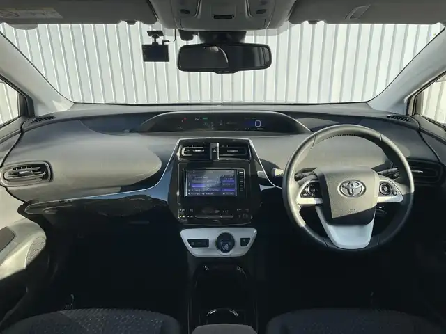 トヨタ プリウス Sセーフティプラス 滋賀県 2018(平30)年 2.1万km スティールブロンドM 純正ナビ/(Bluetooth/TV/CD)/トヨタセーフティーセンス/・プリクラッシュセーフティ/・レーンキープアシスト/・レーダークルーズコントロール/・Autoハイビーム/LEDオートライト/フォグ/バックカメラ/ドライブレコーダー/ビルトインETC/純正フロアマット/電動格納ミラー/クリアランスソナー/ドアバイザー