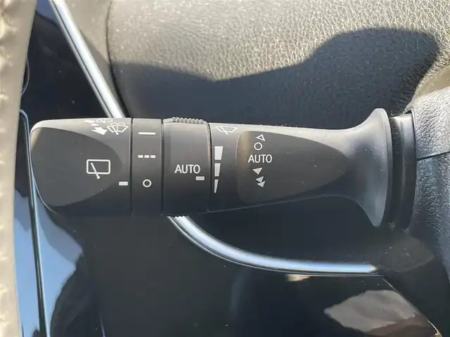 トヨタ プリウス Sセーフティプラス 滋賀県 2018(平30)年 2.1万km スティールブロンドM 純正ナビ/(Bluetooth/TV/CD)/トヨタセーフティーセンス/・プリクラッシュセーフティ/・レーンキープアシスト/・レーダークルーズコントロール/・Autoハイビーム/LEDオートライト/フォグ/バックカメラ/ドライブレコーダー/ビルトインETC/純正フロアマット/電動格納ミラー/クリアランスソナー/ドアバイザー