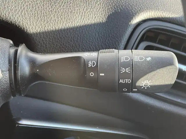 トヨタ プリウス Sセーフティプラス 滋賀県 2018(平30)年 2.1万km スティールブロンドM 純正ナビ/(Bluetooth/TV/CD)/トヨタセーフティーセンス/・プリクラッシュセーフティ/・レーンキープアシスト/・レーダークルーズコントロール/・Autoハイビーム/LEDオートライト/フォグ/バックカメラ/ドライブレコーダー/ビルトインETC/純正フロアマット/電動格納ミラー/クリアランスソナー/ドアバイザー