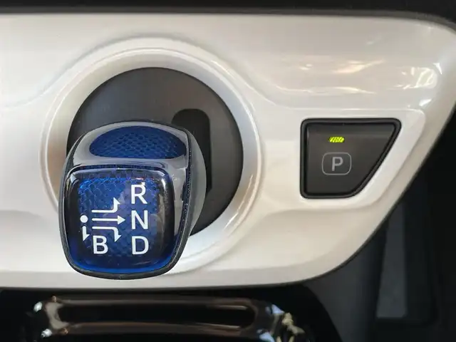 トヨタ プリウス Sセーフティプラス 滋賀県 2018(平30)年 2.1万km スティールブロンドM 純正ナビ/(Bluetooth/TV/CD)/トヨタセーフティーセンス/・プリクラッシュセーフティ/・レーンキープアシスト/・レーダークルーズコントロール/・Autoハイビーム/LEDオートライト/フォグ/バックカメラ/ドライブレコーダー/ビルトインETC/純正フロアマット/電動格納ミラー/クリアランスソナー/ドアバイザー