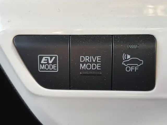 トヨタ プリウス Sセーフティプラス 滋賀県 2018(平30)年 2.1万km スティールブロンドM 純正ナビ/(Bluetooth/TV/CD)/トヨタセーフティーセンス/・プリクラッシュセーフティ/・レーンキープアシスト/・レーダークルーズコントロール/・Autoハイビーム/LEDオートライト/フォグ/バックカメラ/ドライブレコーダー/ビルトインETC/純正フロアマット/電動格納ミラー/クリアランスソナー/ドアバイザー