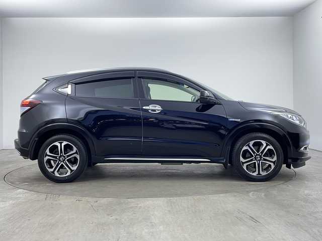 ホンダ ヴェゼル ハイブリッド Z ホンダセンシング 兵庫県 2018(平30)年 6.7万km クリスタルブラックパール ・ワンオーナー車/・純正ナビ/Bluetooth/CD/DVD/SD/USB/TV/・バックカメラ/・ホンダセンシング/・衝突軽減ブレーキ/・誤発進抑制機能/・歩行者事故低減ステアリング/・路外逸脱抑制機能/・アダプティブクルーズコントロール/・車線維持支援システム/・先行車発進お知らせ機能/・標識認識機能/・車両接近通報装置/・ステアリングスイッチ/・パドルシフト/・社外フロアマット/・ハーフレザーシート/・前席シートヒーター/・電子パーキングブレーキ/・オートホールドブレーキ/・純正17インチアルミホイールタイヤ/・LEDヘッドライト/・フォグランプ/・ビルトインETC/・スマートキー/・スペアキー/・取扱説明書/・保証書/・コンフォートビューパッケージ