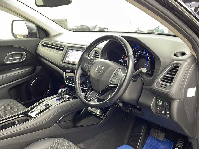 ホンダ ヴェゼル ハイブリッド Z ホンダセンシング 兵庫県 2018(平30)年 6.7万km クリスタルブラックパール ・ワンオーナー車/・純正ナビ/Bluetooth/CD/DVD/SD/USB/TV/・バックカメラ/・ホンダセンシング/・衝突軽減ブレーキ/・誤発進抑制機能/・歩行者事故低減ステアリング/・路外逸脱抑制機能/・アダプティブクルーズコントロール/・車線維持支援システム/・先行車発進お知らせ機能/・標識認識機能/・車両接近通報装置/・ステアリングスイッチ/・パドルシフト/・社外フロアマット/・ハーフレザーシート/・前席シートヒーター/・電子パーキングブレーキ/・オートホールドブレーキ/・純正17インチアルミホイールタイヤ/・LEDヘッドライト/・フォグランプ/・ビルトインETC/・スマートキー/・スペアキー/・取扱説明書/・保証書/・コンフォートビューパッケージ