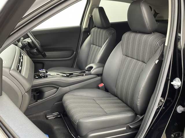 ホンダ ヴェゼル ハイブリッド Z ホンダセンシング 兵庫県 2018(平30)年 6.7万km クリスタルブラックパール ・ワンオーナー車/・純正ナビ/Bluetooth/CD/DVD/SD/USB/TV/・バックカメラ/・ホンダセンシング/・衝突軽減ブレーキ/・誤発進抑制機能/・歩行者事故低減ステアリング/・路外逸脱抑制機能/・アダプティブクルーズコントロール/・車線維持支援システム/・先行車発進お知らせ機能/・標識認識機能/・車両接近通報装置/・ステアリングスイッチ/・パドルシフト/・社外フロアマット/・ハーフレザーシート/・前席シートヒーター/・電子パーキングブレーキ/・オートホールドブレーキ/・純正17インチアルミホイールタイヤ/・LEDヘッドライト/・フォグランプ/・ビルトインETC/・スマートキー/・スペアキー/・取扱説明書/・保証書/・コンフォートビューパッケージ